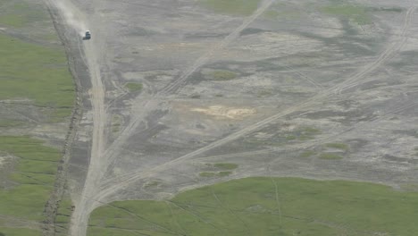 一辆 safari 吉普车在非洲一条遥远的道路上行驶