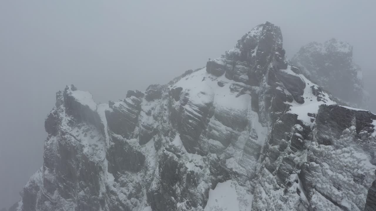 시력과 시력이 나쁜 눈보라 동안 가파른 절벽 위로 날아가는 마데이라의 닌호 다 만타의 공중 샷