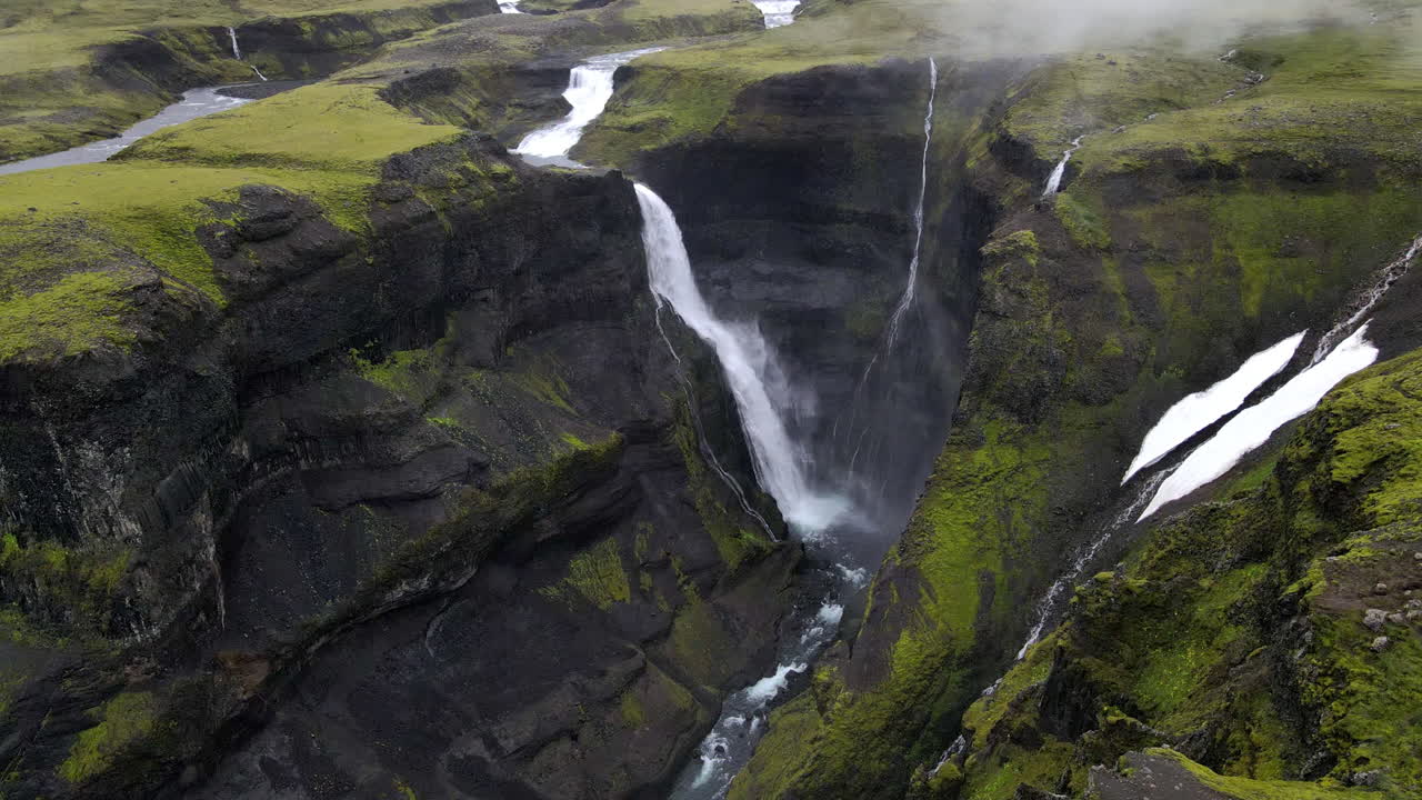 gran cascada haifoss escondida en el desfiladero de la montaña de fossárdalur, en islandia