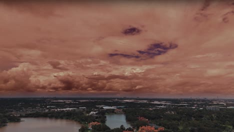 Una-Toma-Aérea-De-Un-Cielo-Nublado,-Sobre-Un-Suburbio,-Grabada-A-60-Cuadros.