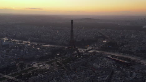 Diapositiva-Y-Toma-Panorámica-De-La-Torre-Eiffel.-Imágenes-Panorámicas-Aéreas-De-La-Gran-Ciudad-Al-Atardecer,-Colorido-Cielo-Crepuscular-En-El-Fondo.-París,-Francia