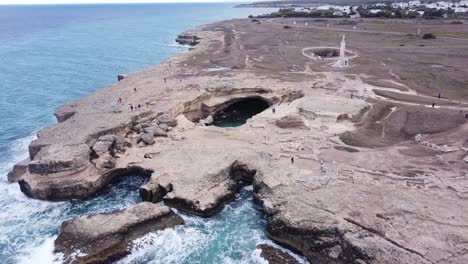 Gruta-De-La-Poesía-En-Puglia,-Italia---Antena-Hacia-Adelante-Inclinada-Hacia-Abajo