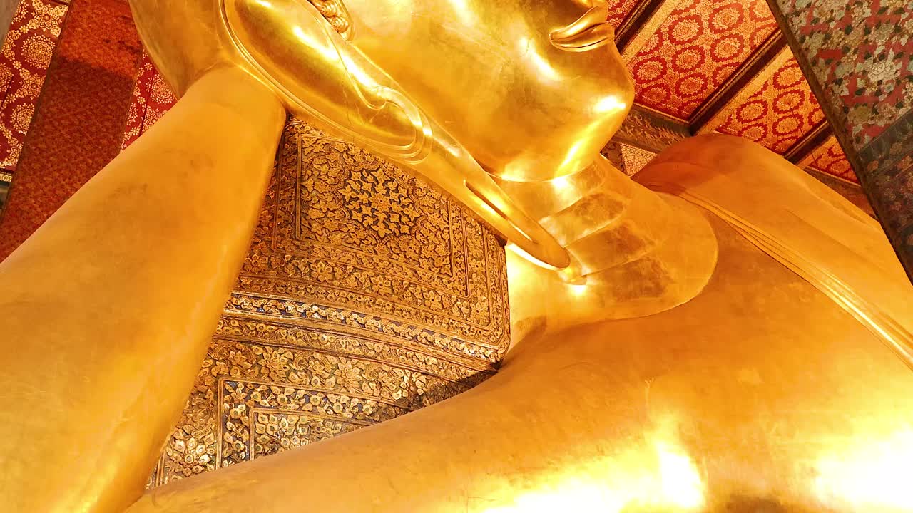 vistas de cerca de la estatua del buda dormido