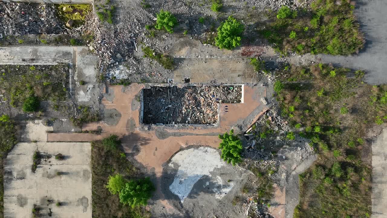 Ripresa aerea dall'alto di detriti nelle fondamenta di un edificio demolito