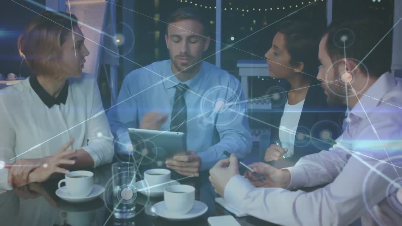 animación de la red de conexiones a través de diversos empresarios que discuten a través de tabletas digitales.