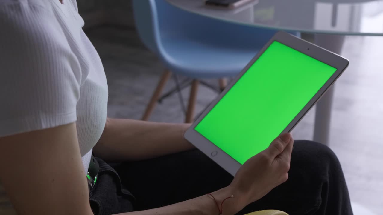카페에 앉아있는 여성은 녹색 화면으로 태블릿 컴퓨터를 사용합니다. 타이핑 디스플레이, 인터넷 터치 패드 연결, 터치 스크린 통신, 손가락 크로마 메시지, 모바일 슬로 모션
