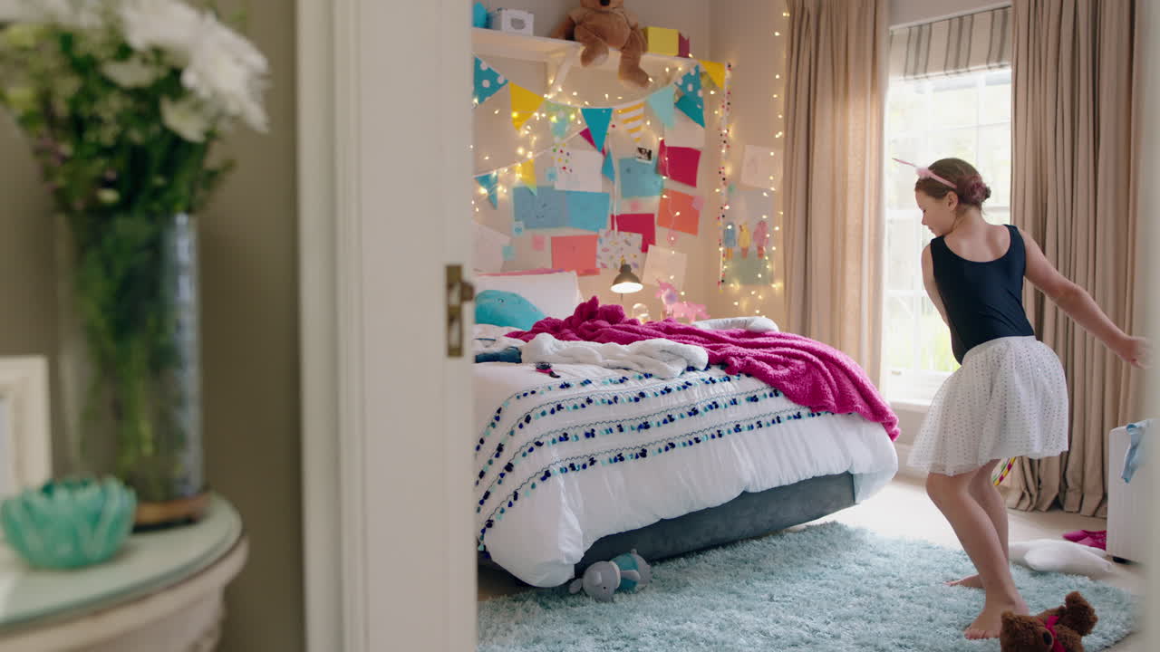счастливая девочка-подросток танцует в спальне в балетной туту, развлекается, практикует танцевальные движения дома