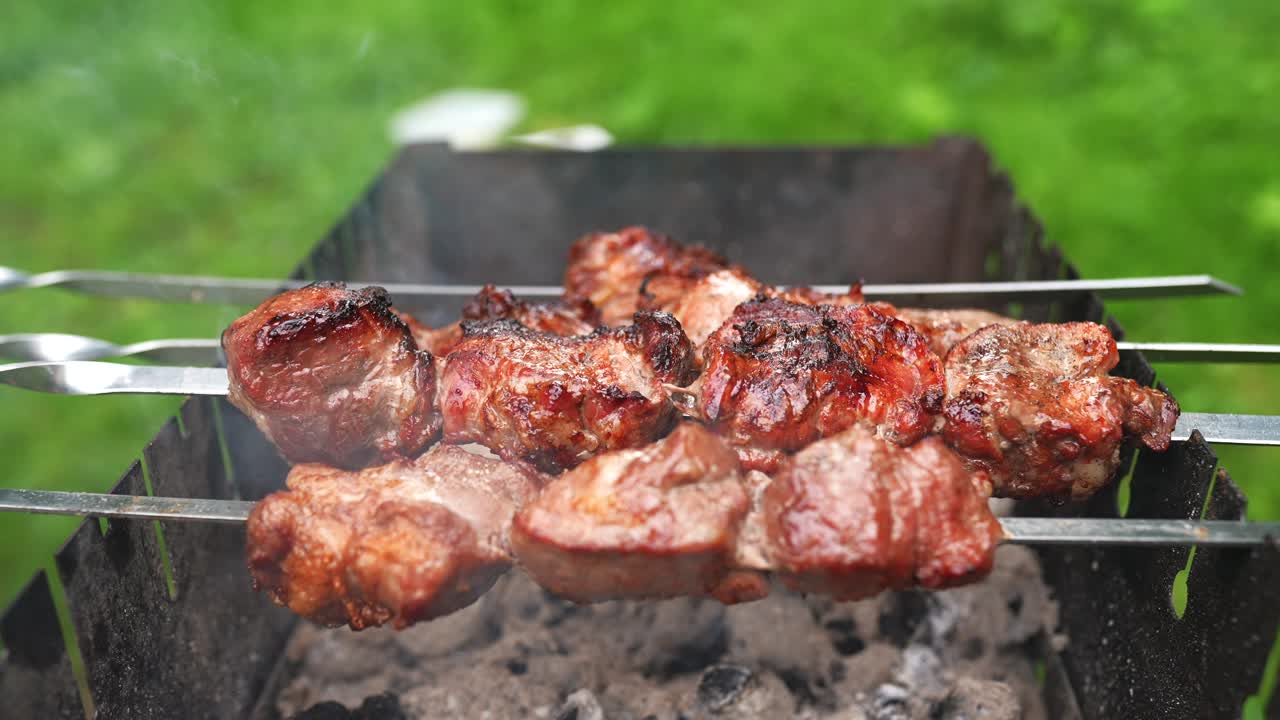 pinzones de cerdo a la parrilla en una parrilla de carbón