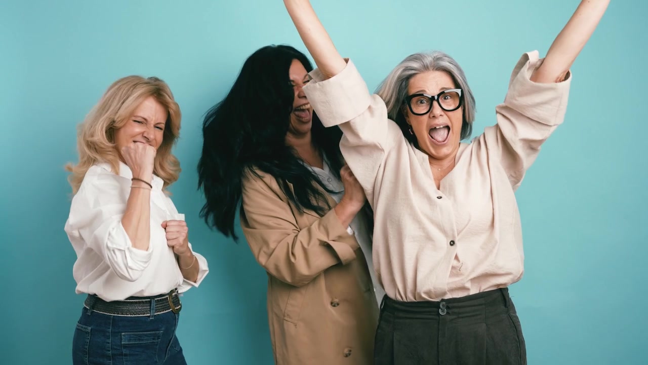 Tre donne mature entusiaste che celebrano il successo insieme