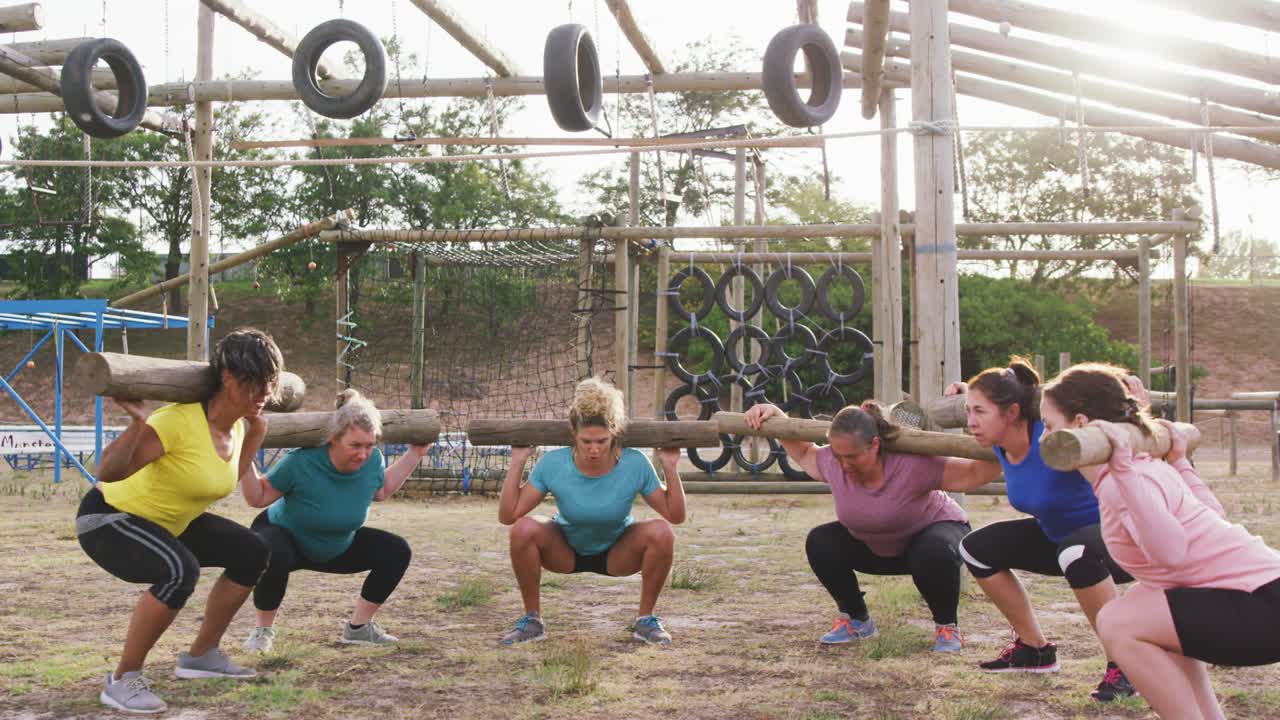 amigas disfrutando de hacer ejercicio en el campamento de entrenamiento juntas