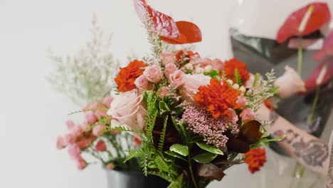 arreglo terminado del día de san valentín en exhibición por una floristería
