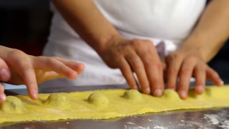 panadero masculino y femenino preparando pasta 4k