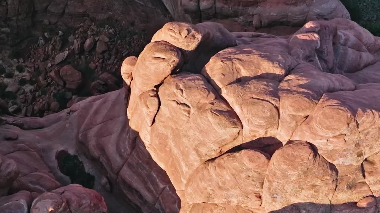 Formazioni rocciose nel deserto del Mojave, USA, all'ora del tramonto