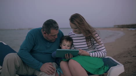 Dreiköpfige-Familie-Am-Strand