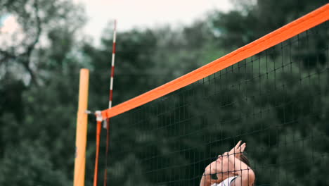 Vier-Mädchen-Spielen-Volleyball-Am-Strand.-Frauen-In-Bikinis-Mit-Beachvolleyballnetz.-Flache-Cartoon-Illustration.-Das-Mädchen,-Das-Den-Ball-Hält,-Beginnt-Das-Spiel.