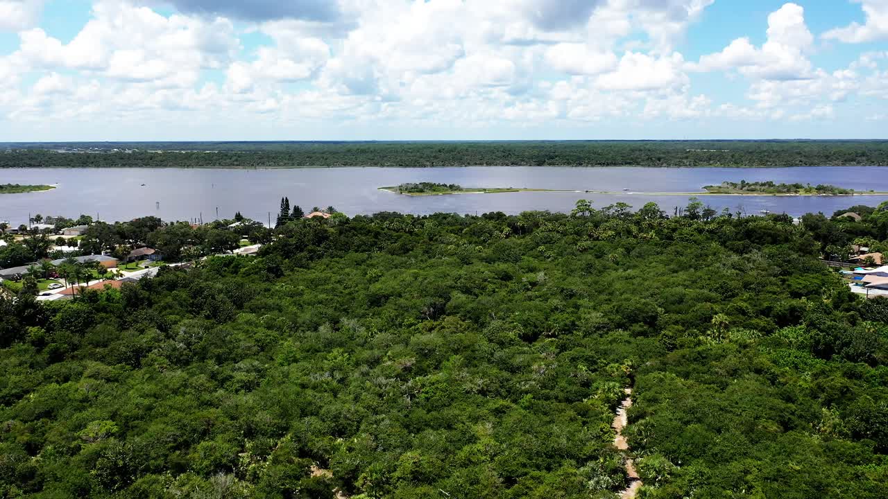 대서양과 핼리팩스 강 내수로 사이의 주거 지역에 있는 작은 공원의 조감도