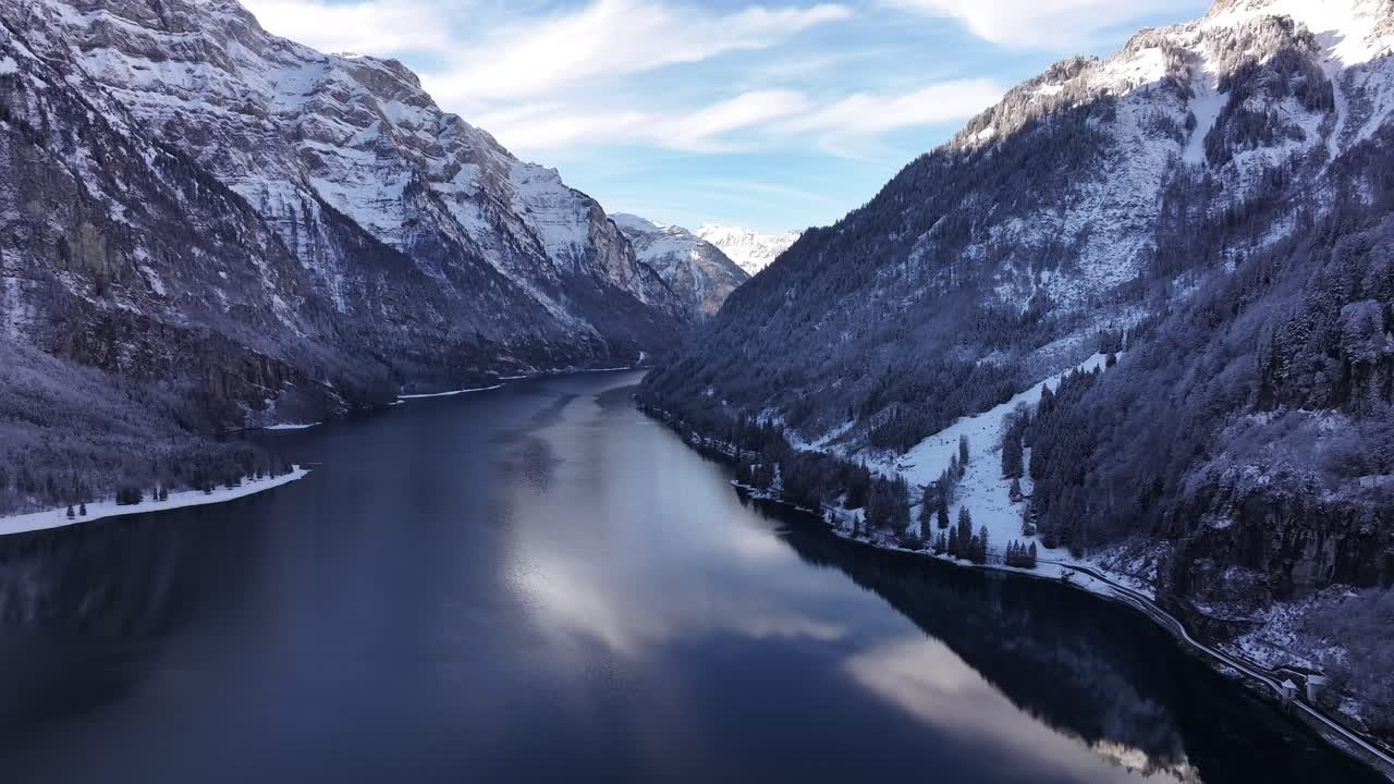 Vista a volo d'uccello di un lago nelle Alpi svizzere durante l'inverno, catturata in splendido 4K da un drone