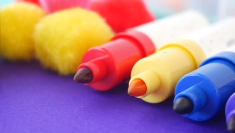 primer plano de los marcadores de colores
