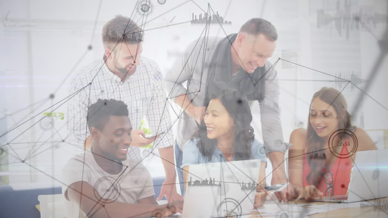 red de conexiones y procesamiento de datos contra colegas de oficina que utilizan dispositivos electrónicos