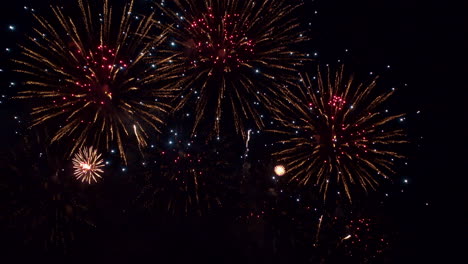 Impresionante-Espectáculo-De-Fuegos-Artificiales-Llena-De-Color-El-Oscuro-Cielo-Nocturno-Mientras-Docenas-De-Explosiones-Se-Esparcen-Por-La-Pantalla