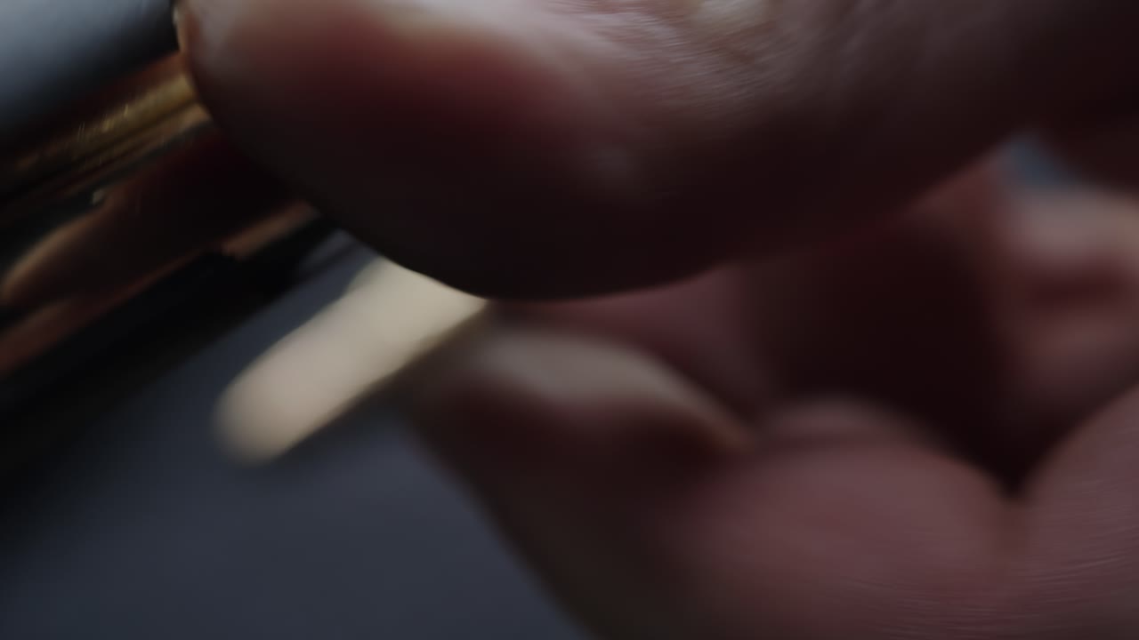 테이블에서 매거진에 개별 총알을 충전하는 것