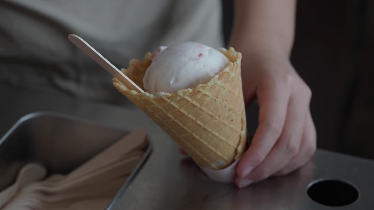 Cono gelato in mano