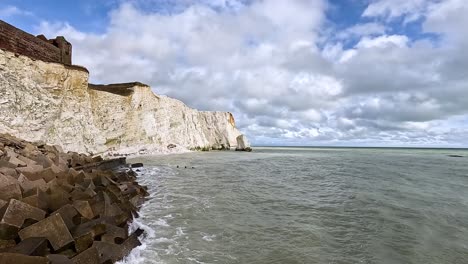 las olas golpean los acantilados en east sussex.