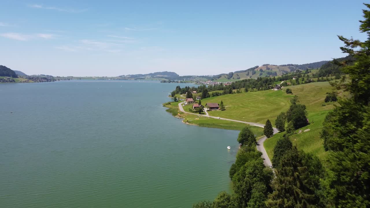 toma aérea moviéndose entre los árboles para revelar el lago sihlsee en suiza.