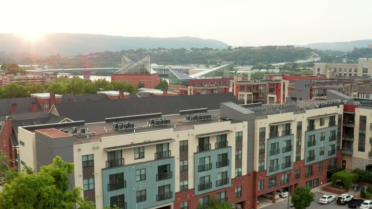 Edificio residenziale moderno di lusso nel centro di una città urbana negli USA al tramonto, all'alba