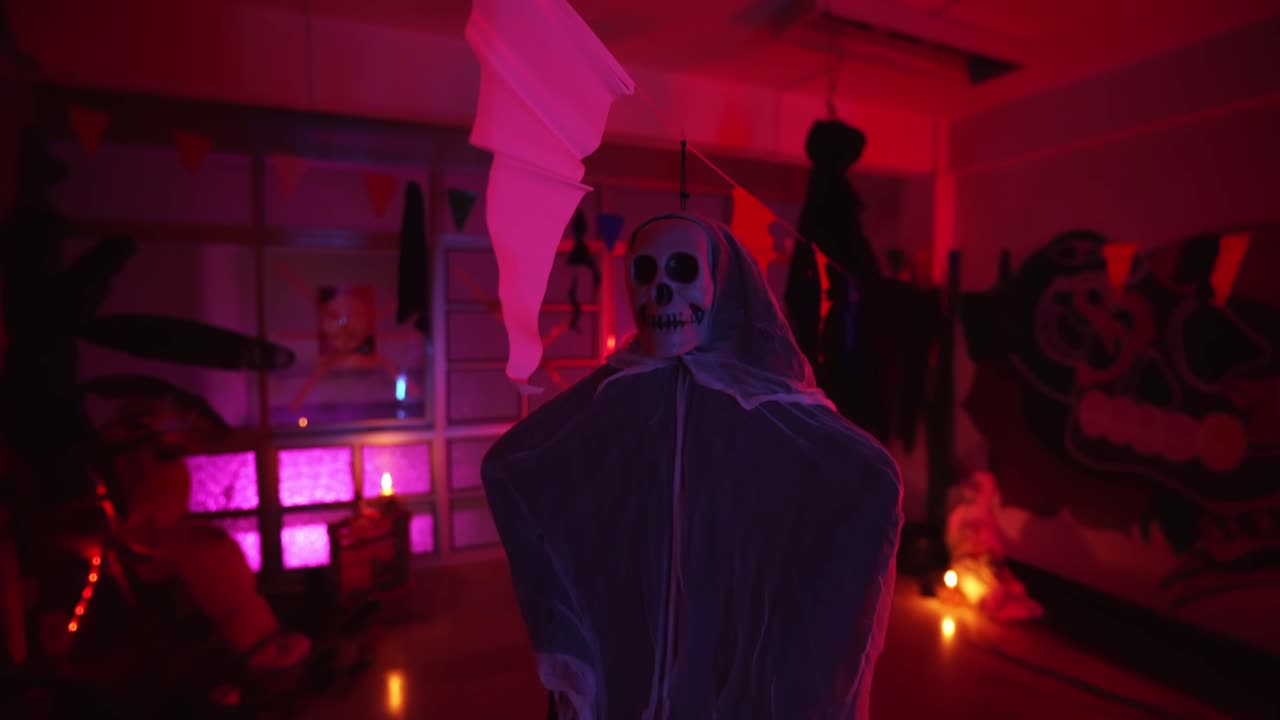 habitación decorada para la fiesta de halloween: primer plano de un esqueleto colgado de una cuerda en el centro