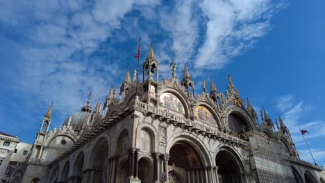 La-Catedral-Patriarcal-Basílica-De-San-Marcos-Contra-El-Cielo-Azul-En-Venecia,-Italia