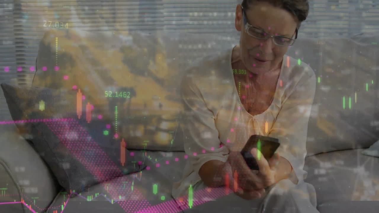 animación del procesamiento de datos sobre una mujer caucásica anciana usando un teléfono inteligente.