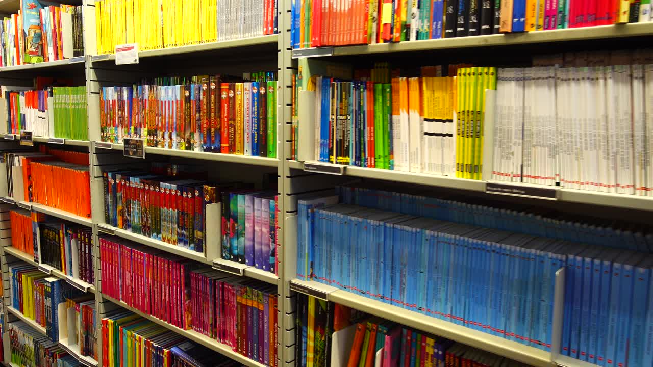 TOLEDO, SPAGNA. Libreria nel centro commerciale El Corte. Scatto in Spagna