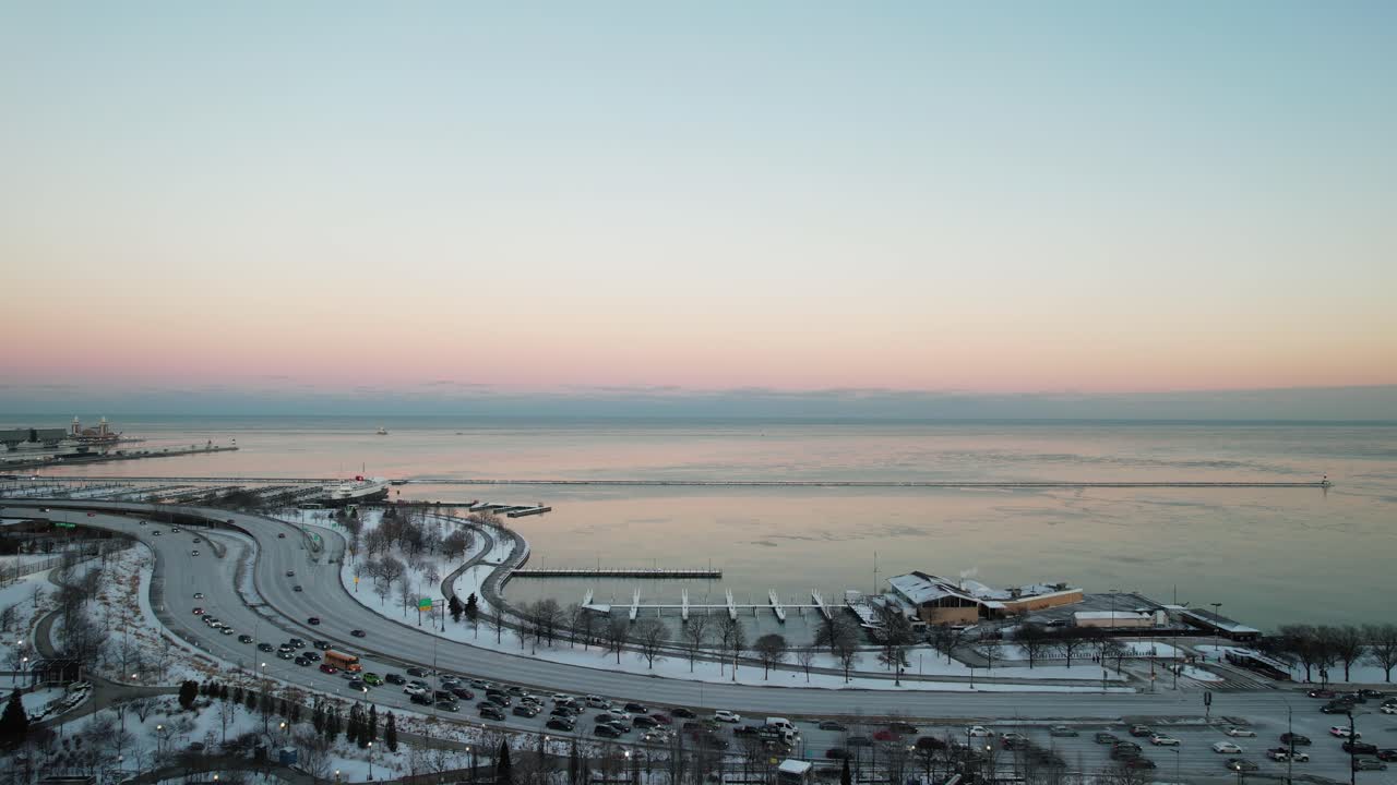 formación de tráfico en la autopista lakeshore drive desde chicago