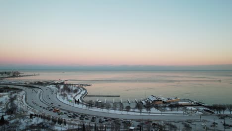 Auf-Dem-Lakeshore-Drive-Highway-Von-Chicago-Bildet-Sich-Verkehr