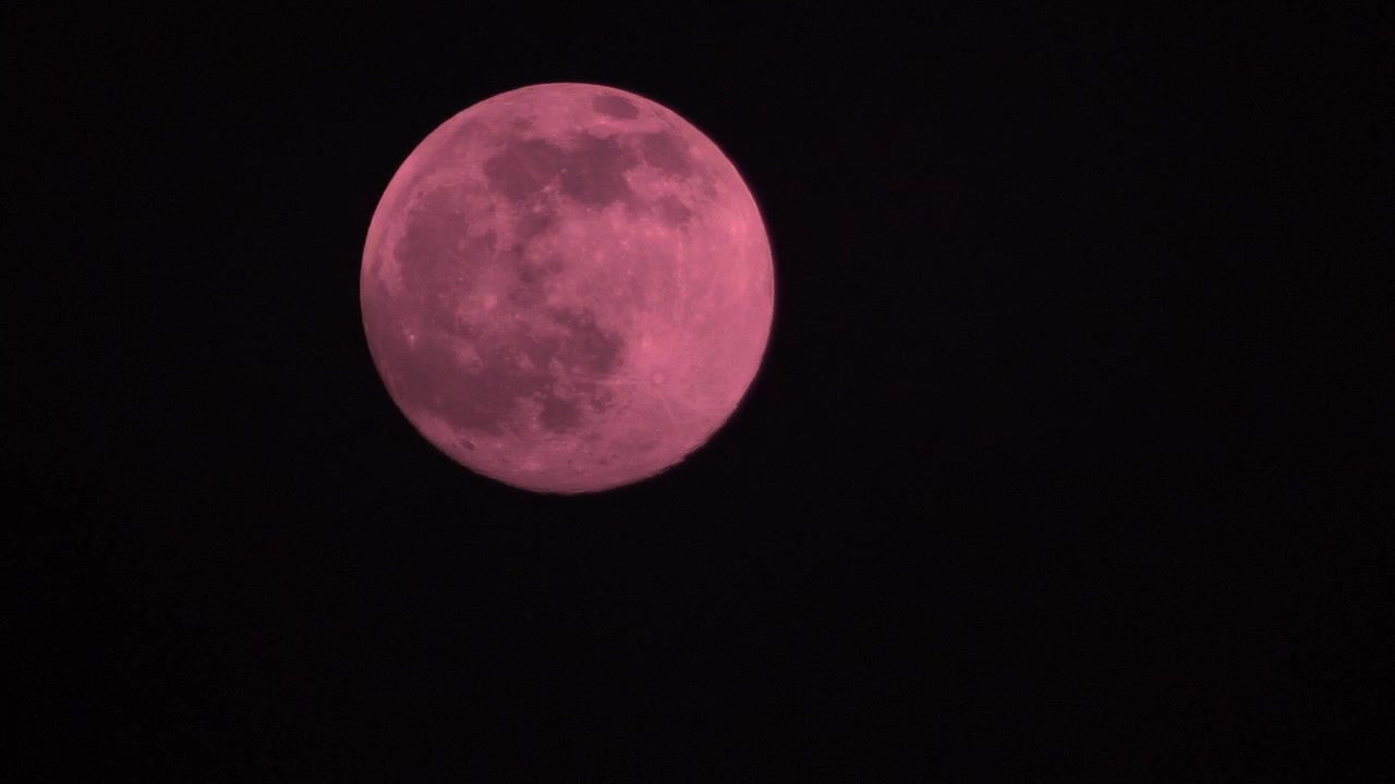 A lua cheia move-se rapidamente no céu escuro.