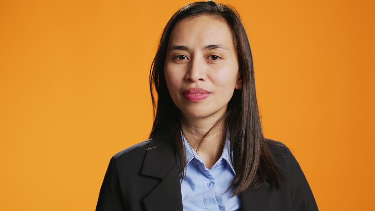 una persona filipina muestra un gesto de silencio en la cámara