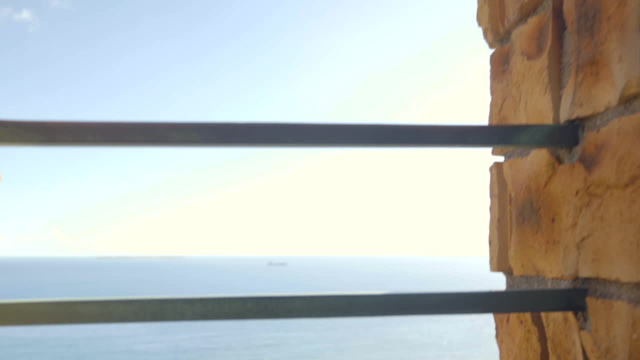 젊은 라틴어 아름다운 관광객은 관측소의 벽돌 탑에서 볼 수 있습니다 열대 꿈 센터 오키나와 일본 나하 현 바다 휴가 휴가 평화