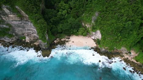 Video-Aéreo-De-Drones-De-La-Playa-De-Tembeling-En-La-Isla-De-Nusa-Penida-En-Bali,-Indonesia