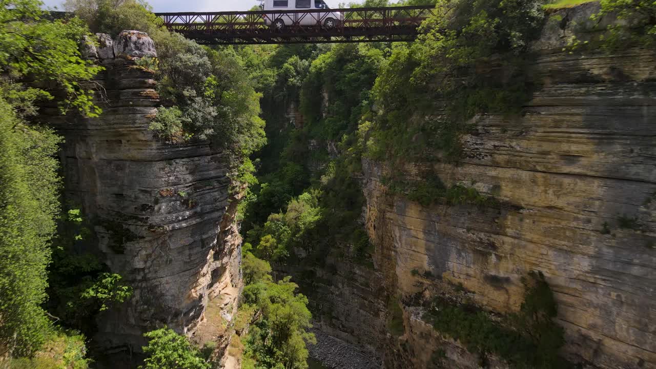 스크라파르 알바니아에 있는 오스미 강 협곡의 암석 지형과 두 협곡 사이에 강이 흐르는 자연 풍경을 촬영한 영화적 공중 드론 샷