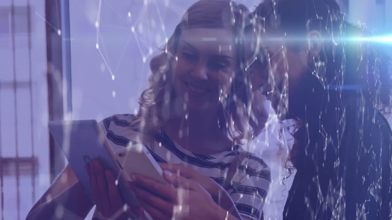 сеть соединений против офисных коллег, обсуждающих через цифровой планшет