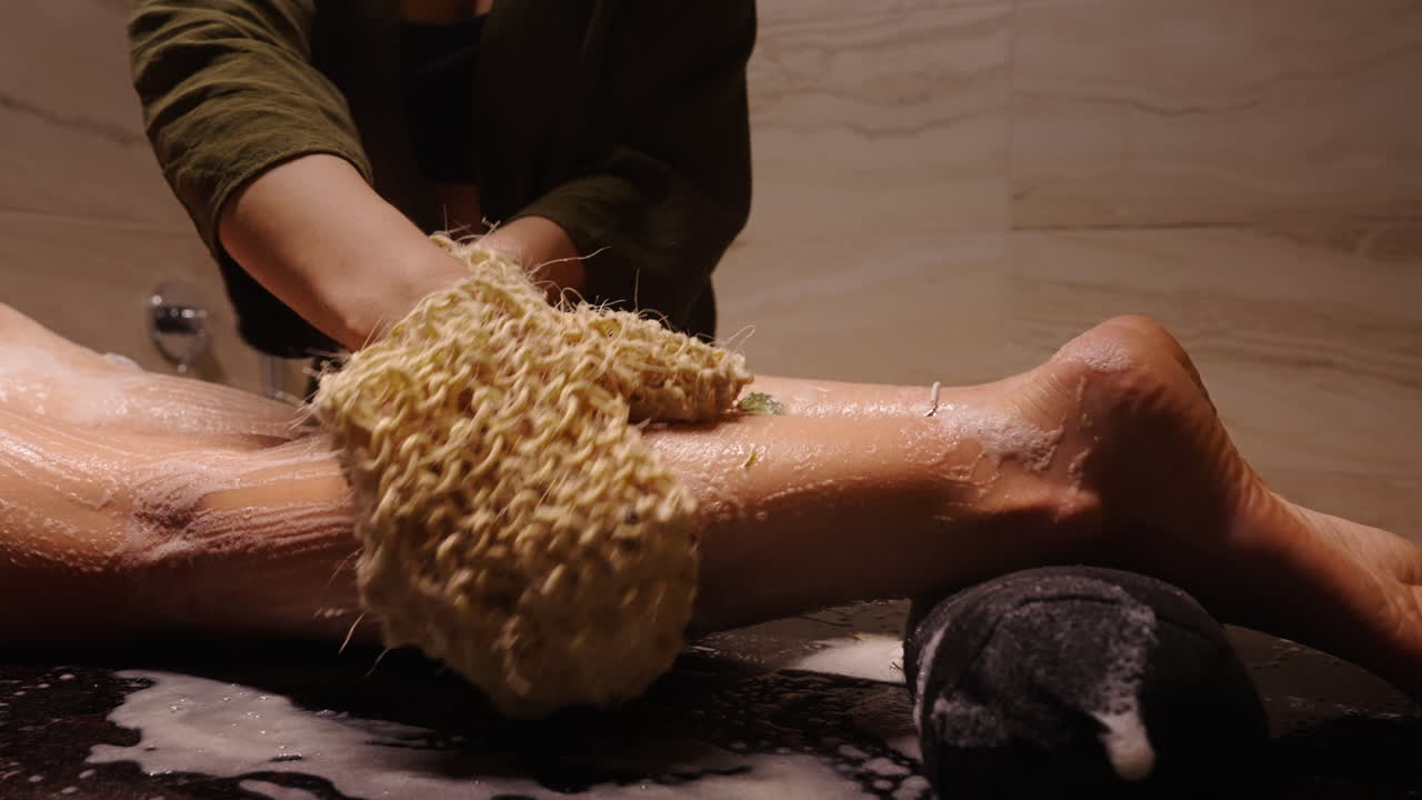 신체 스크럽 마사지를 받는 여자