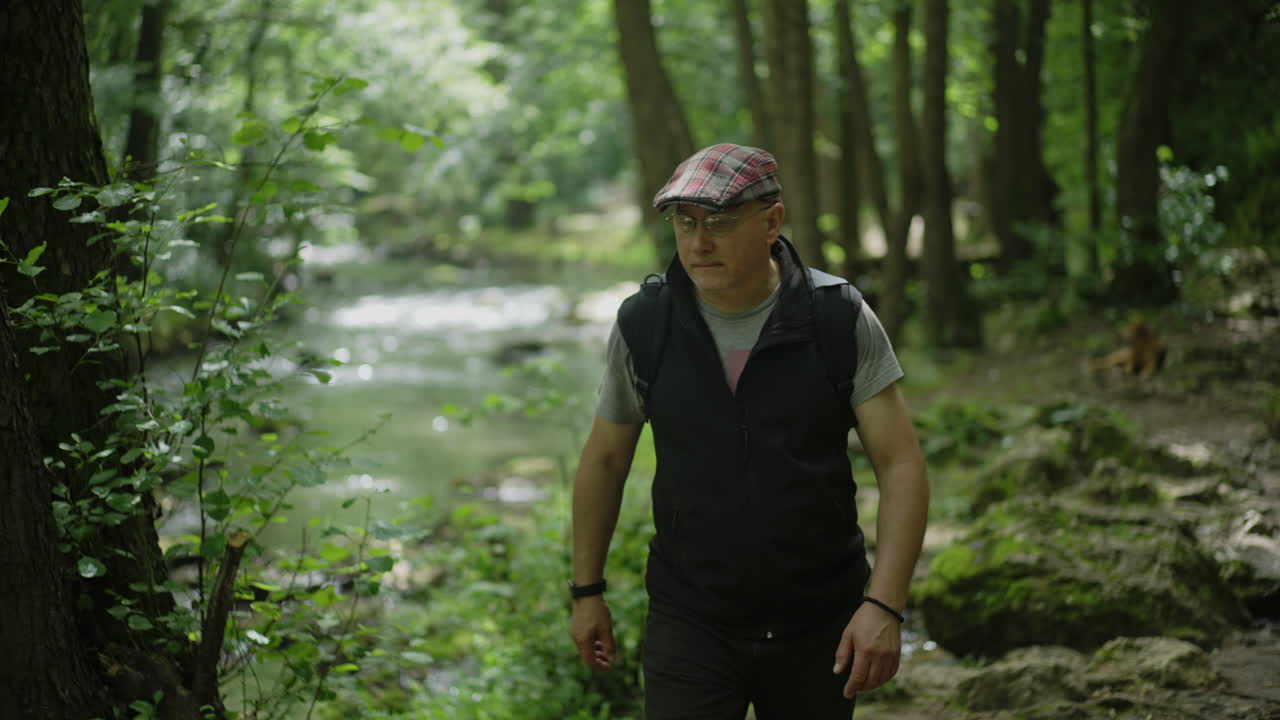 강 의 숲에서 하이킹하는 남자