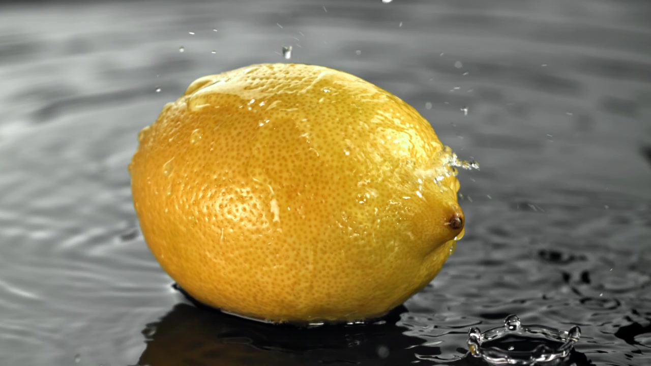 Limone fresco con schizzi d'acqua al rallentatore