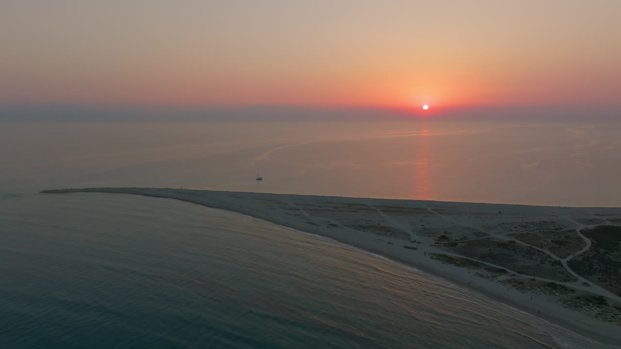 impresionante puesta de sol aérea sobre la playa de arena y el mar tranquilo
