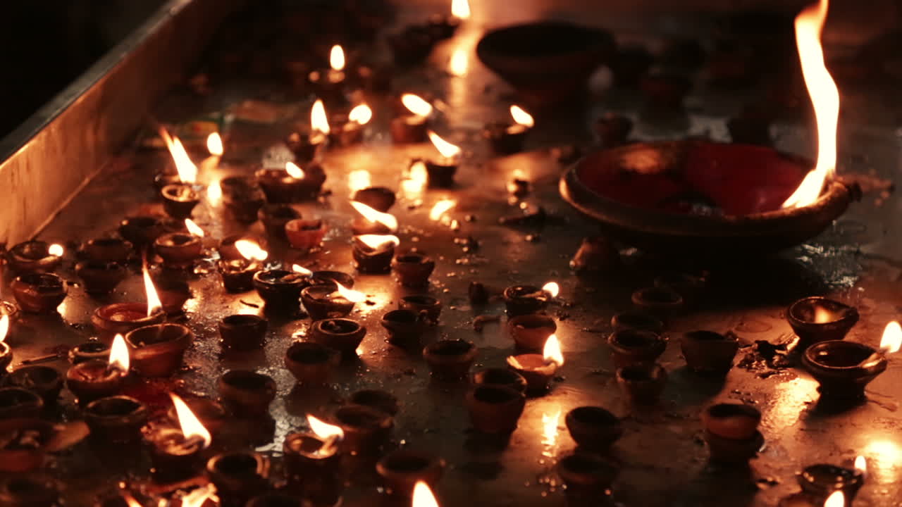 Candele accese nel tempio indiano