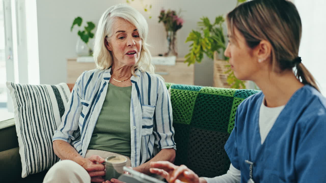 치료, 소파에 은 여자와 태블릿을 가진 간호사