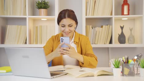 la estudiante que se enojó después de que el teléfono se quedó sin carga.
