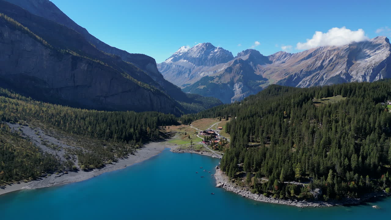 фантастический снимок с воздуха над озером оэшинен и вид на красивый лес и горы, которые его окружают, в солнечный день и оцените бирюзовые воды