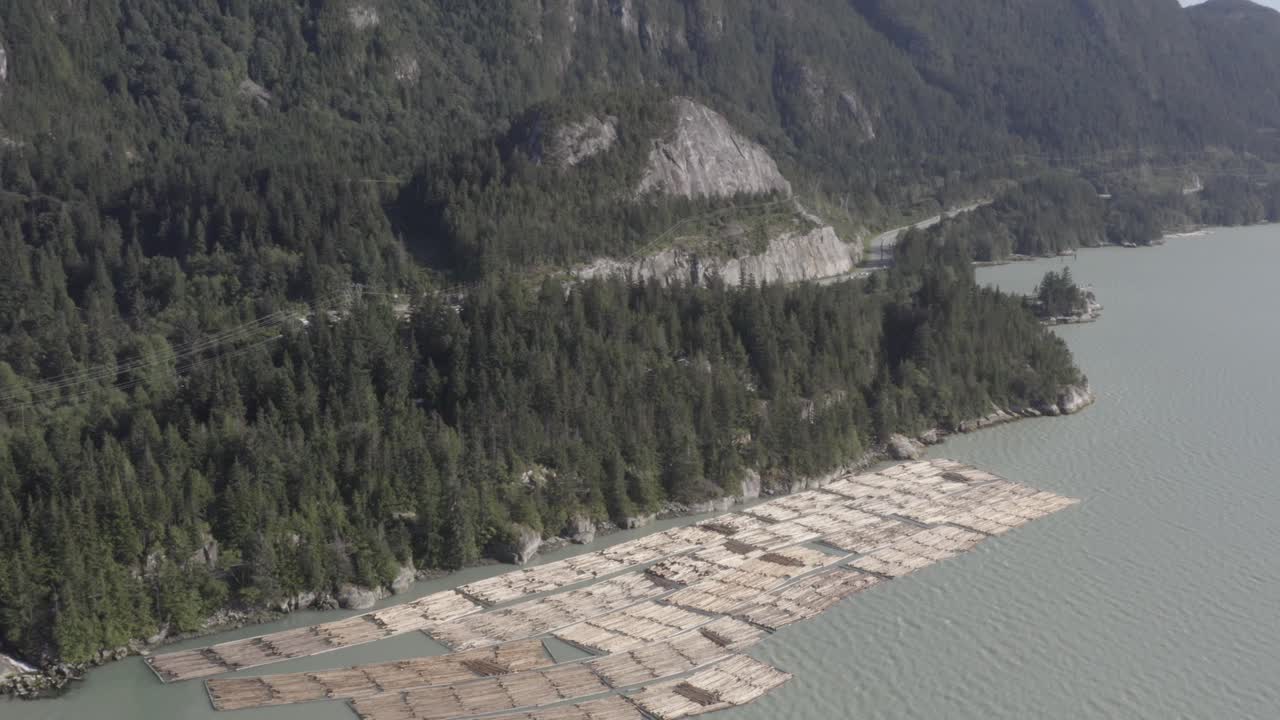 맑은 여름날 3-4 화물 운송 항구로 가는 예인선에 탑승하기 위해 쌓인 목재 산업 수출 부두의 바다 미네랄 베이 상공 공중 비행